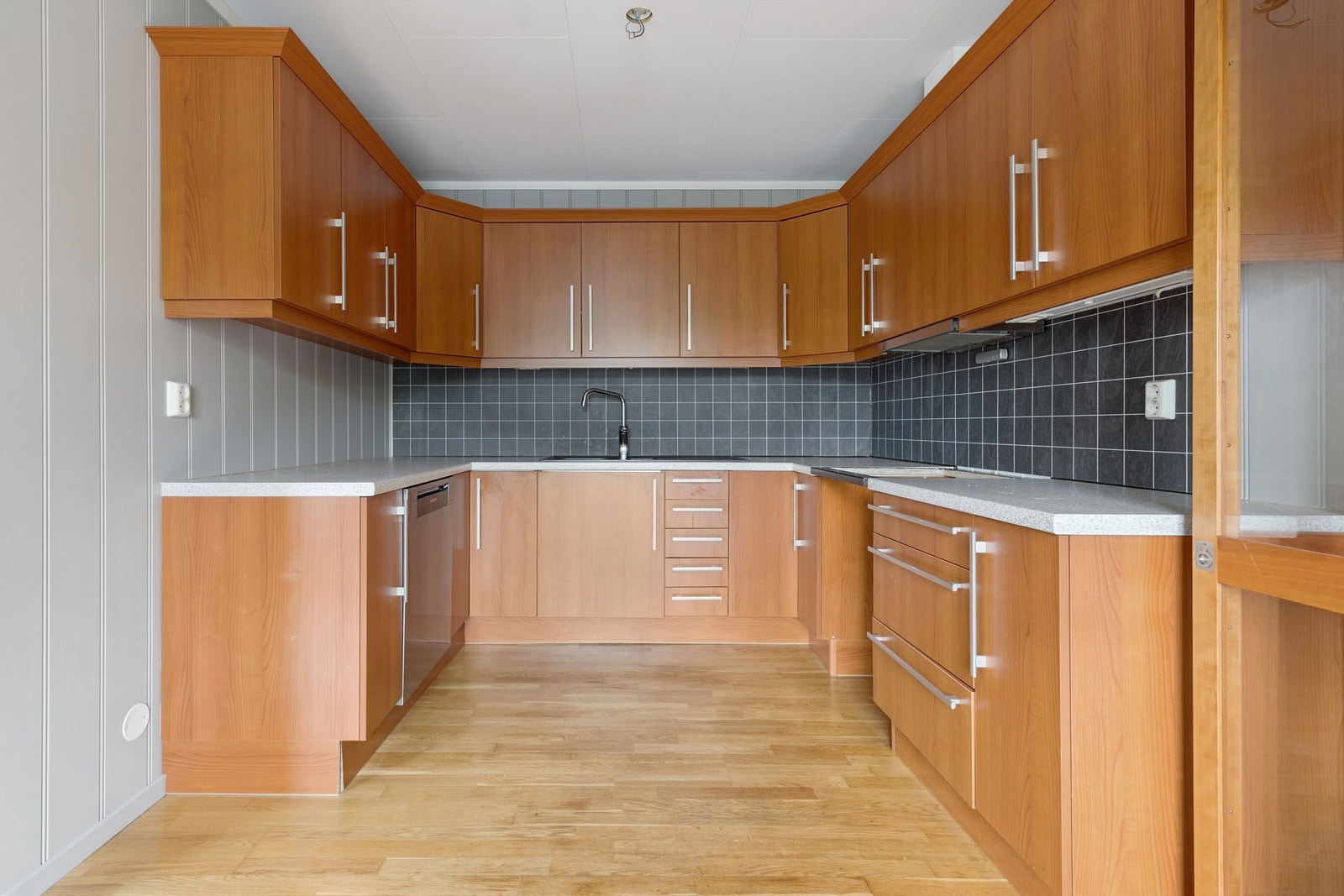 Pent kjøkken, med innredning på tre sider for maksimal plassutnyttelse. Galleribilde