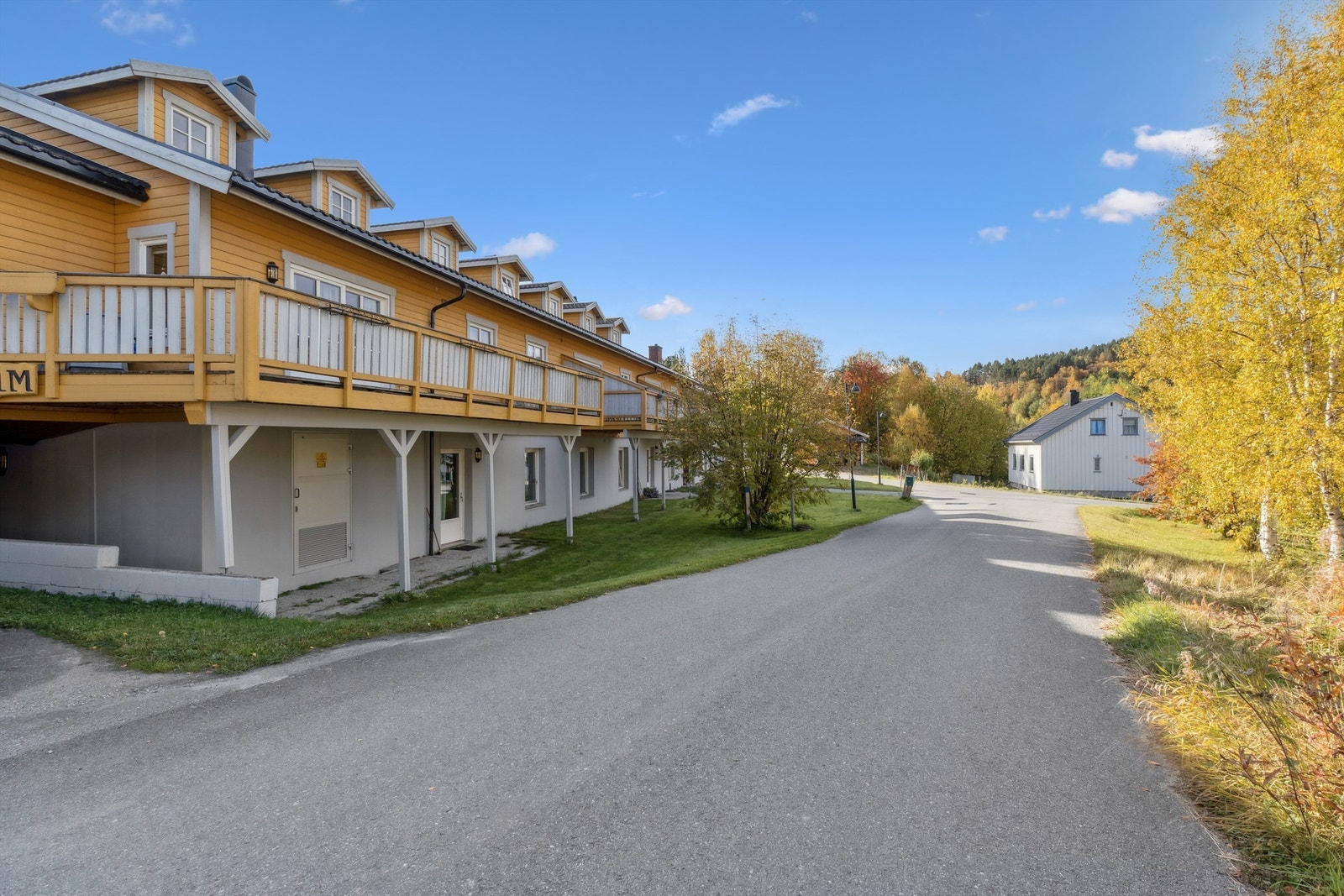 Bygget består av totalt 10 enheter, og ligger i et etablert boligområde. Galleribilde