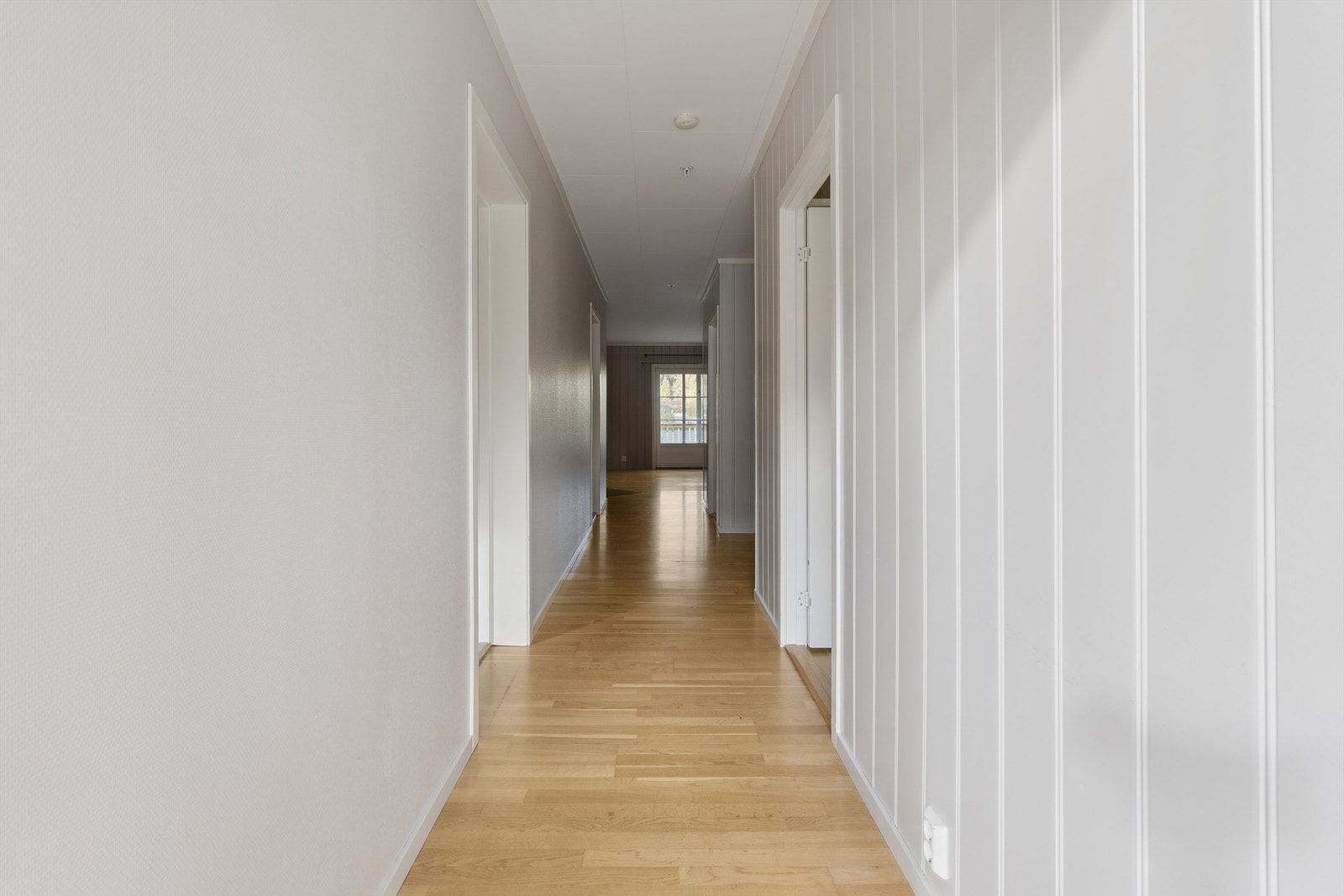 Gjennomgående lyse, helhetlige overflater i hele leiligheten. Galleribilde