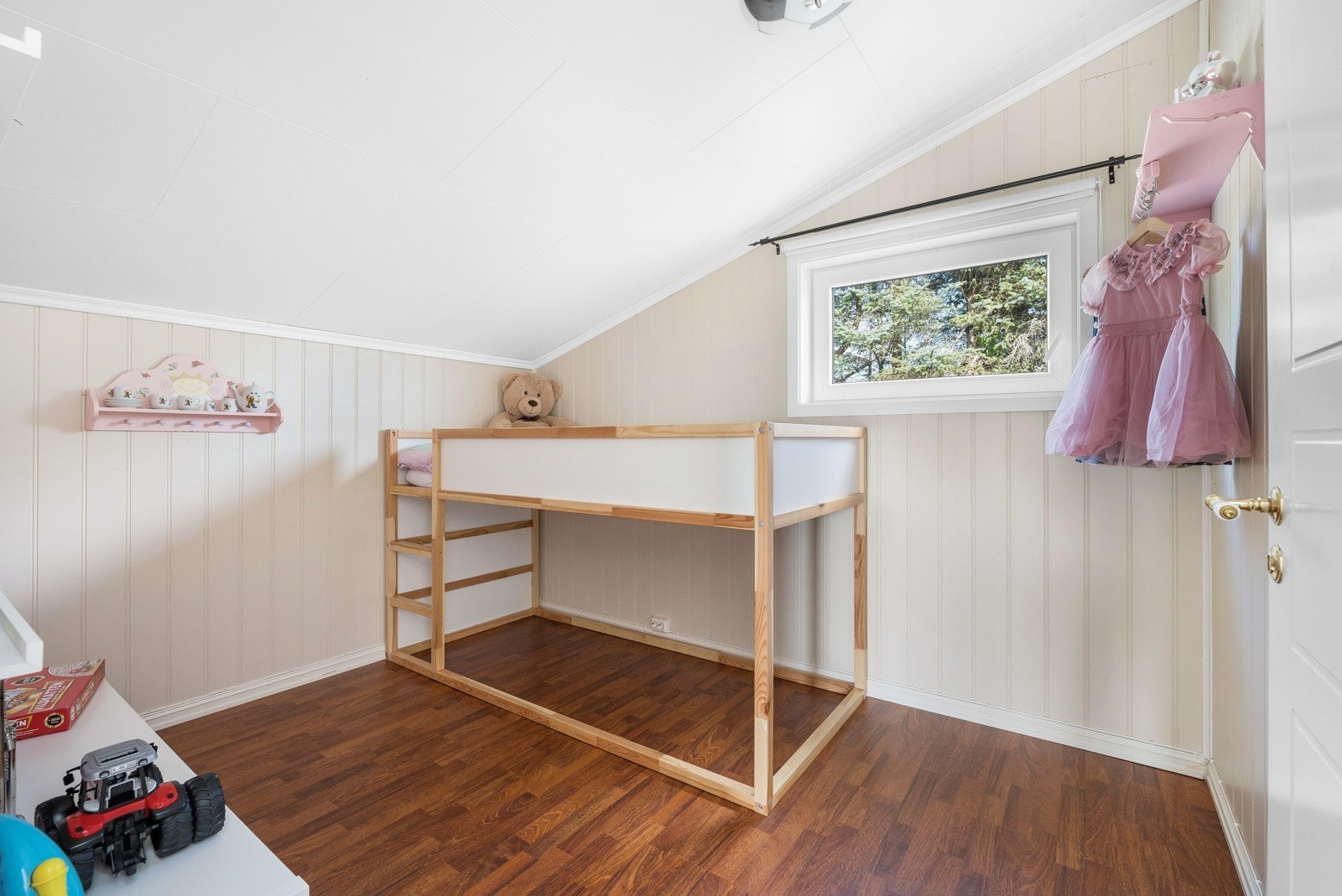 Det andre soverommet rommer 8 kvm og holder god plass til ønsket innredning Galleribilde