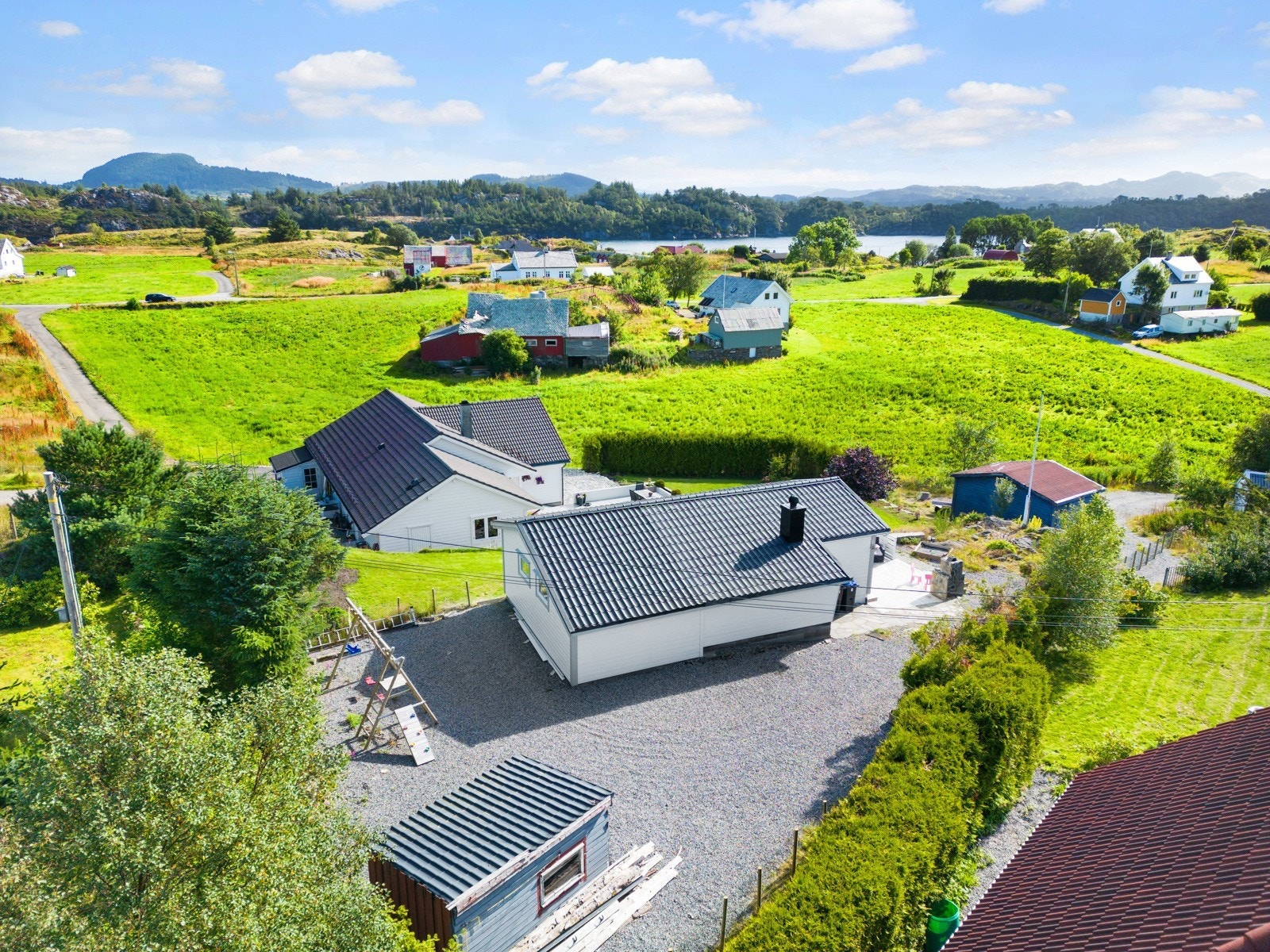 Fra eiendommen er det kort vei til natur og sjø - sammen med eiendommen medfølger også båtplass i Hølen Småtbåthamn, bare 3 min fra eiendommen Galleribilde