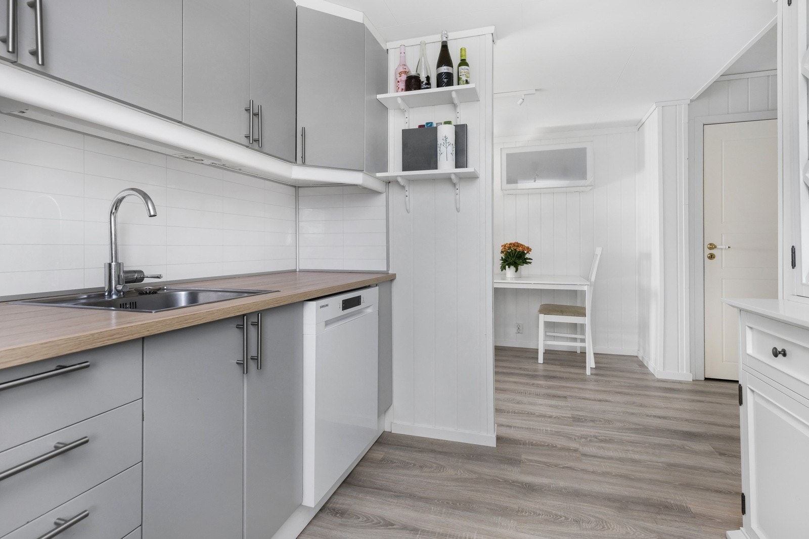 Kjøkkenet er utstyrt med mekanisk avtrekk og frittstående hvitevarer Galleribilde