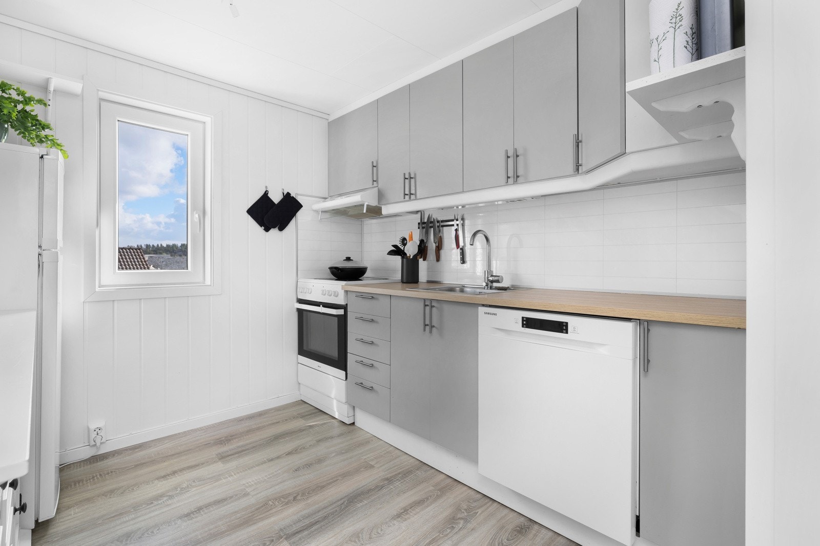 Praktisk kjøkken på 6,4 kvm med over- og undersskap, samt benkeplate i slitesterk laminat Galleribilde