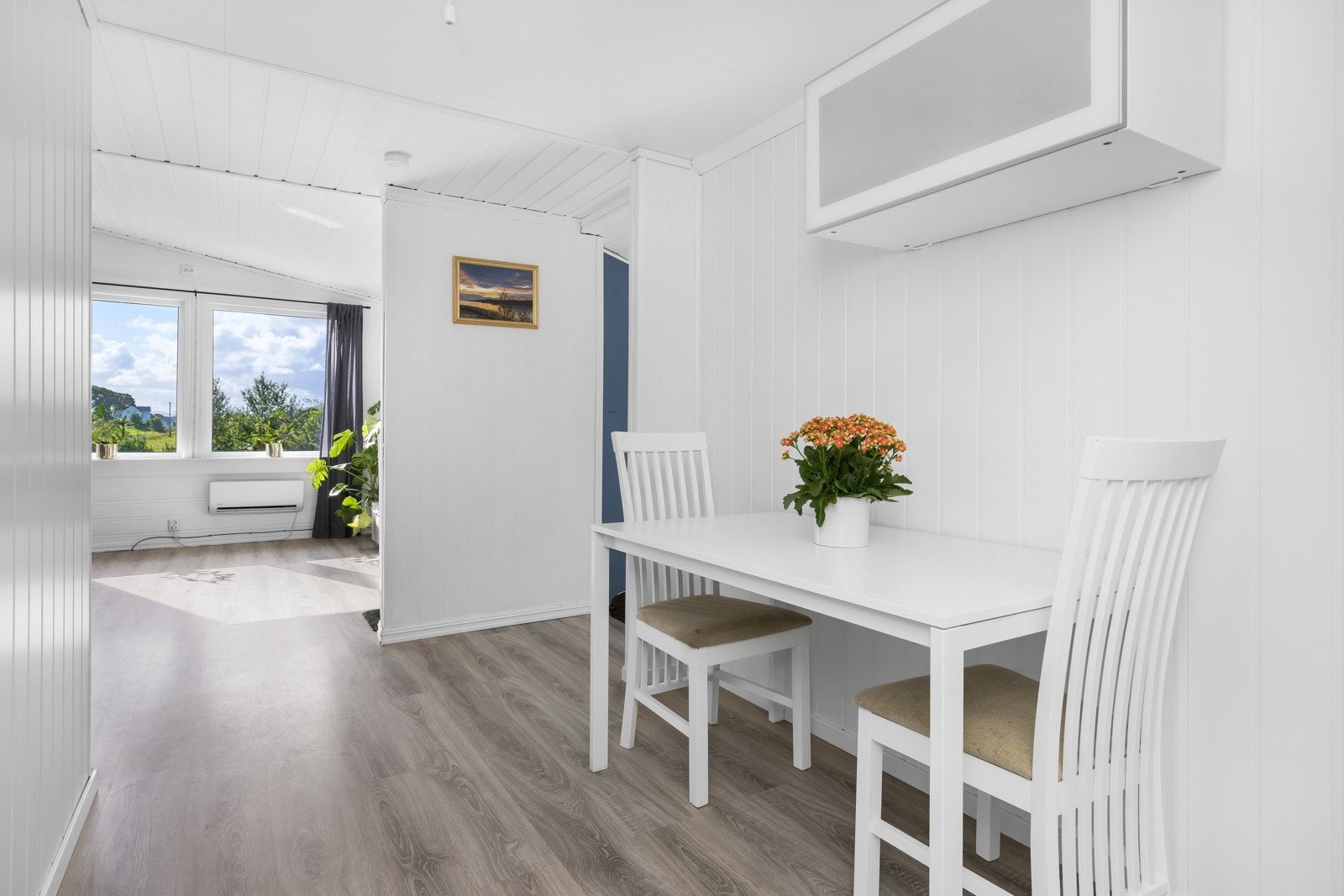 Det er også en spiseplass i tilknyttning kjøkkenet Galleribilde