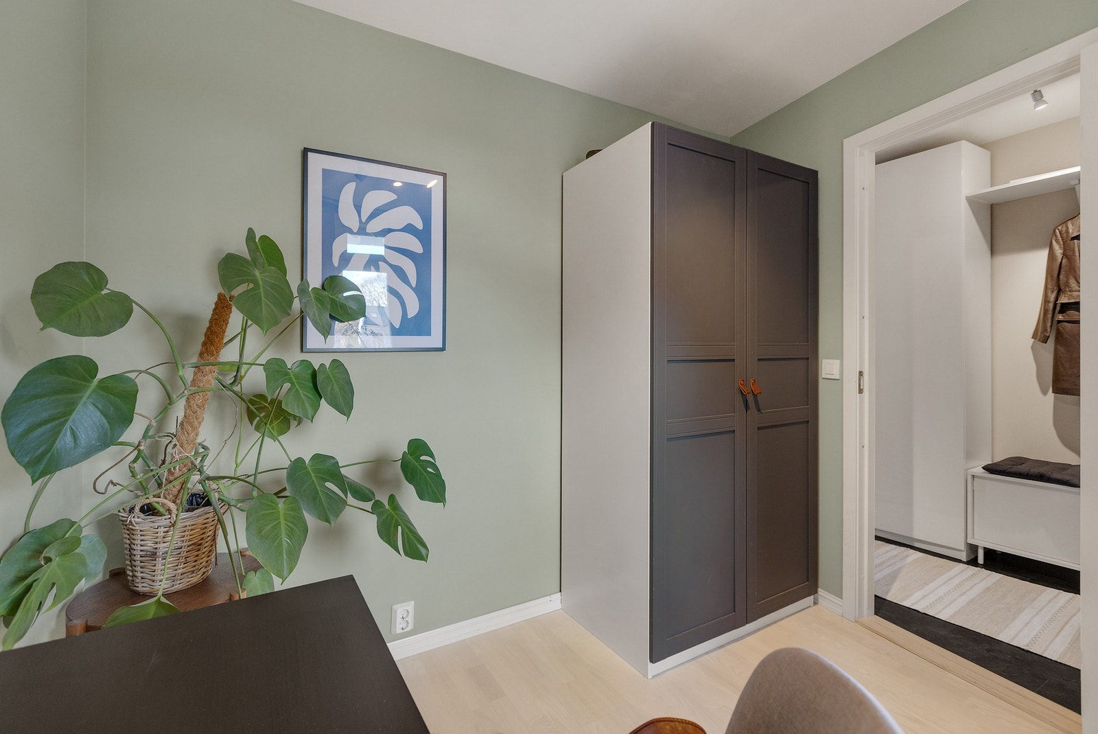 Også her er det et praktisk garderobeskap. Galleribilde