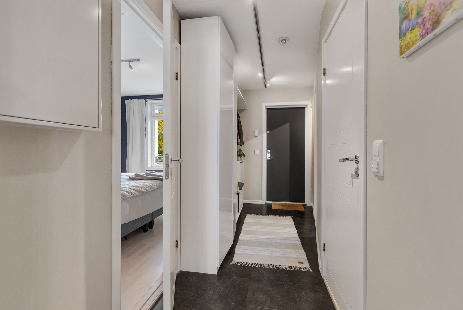 Leiligheten ønsker deg velkommen med en lys og romslig entré. Galleribilde