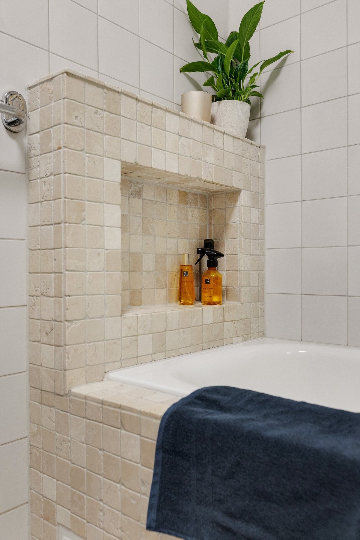 Badet er utstyrt med badekar med dusj. Galleribilde