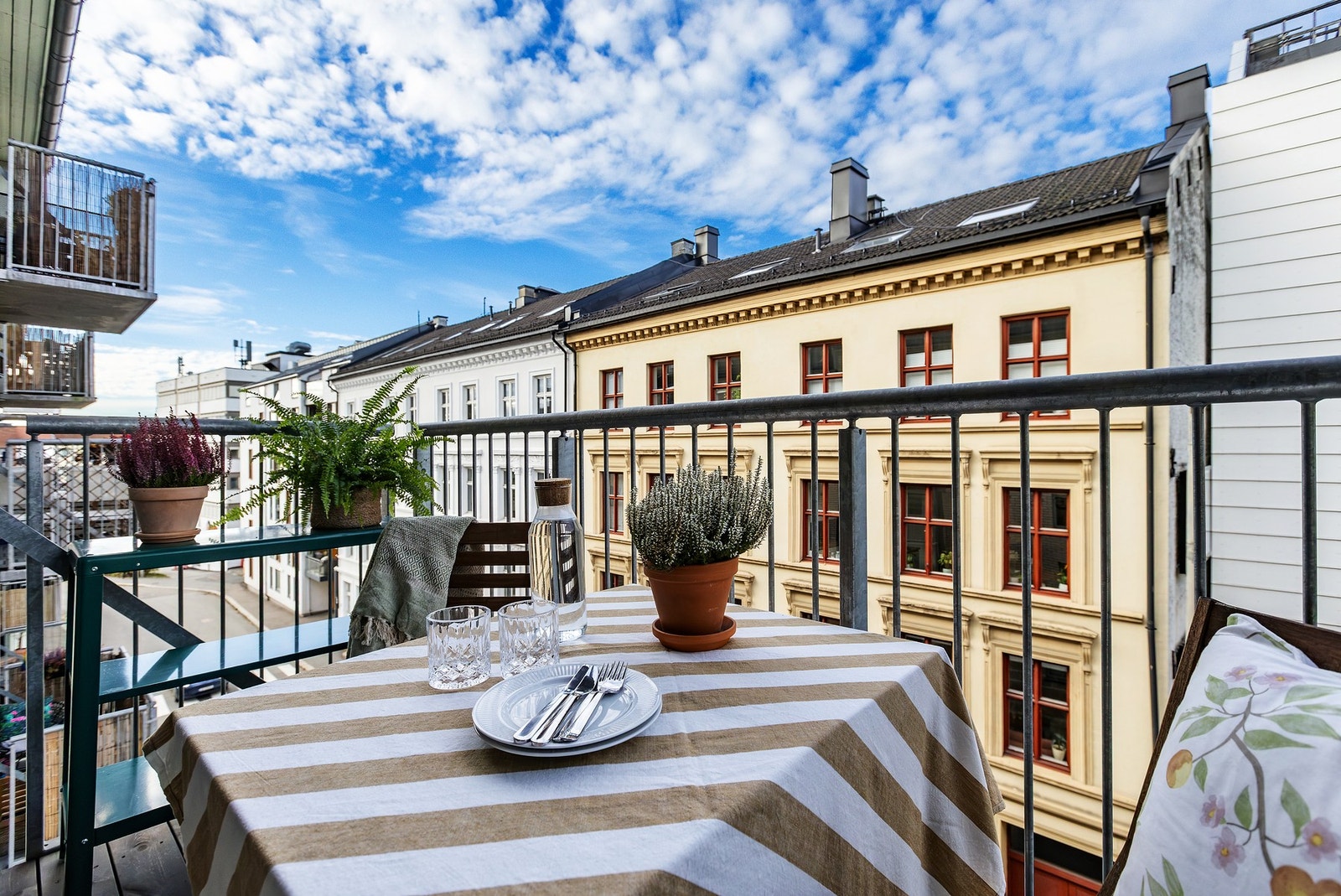 Perfekt for et lite caféssett og grønne planter. Galleribilde