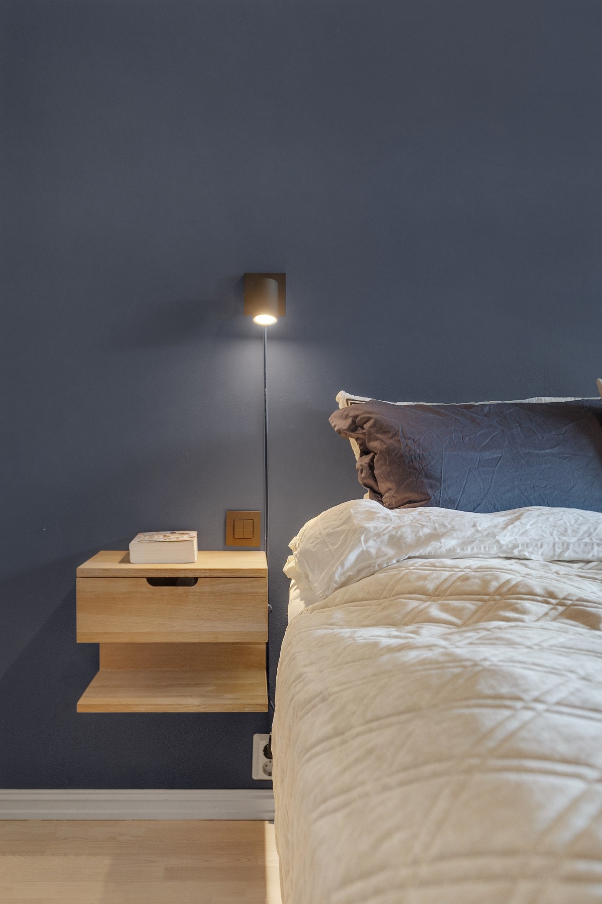 Hovedsoverommet byr på god plass til dobbeltseng og nattbord. Galleribilde