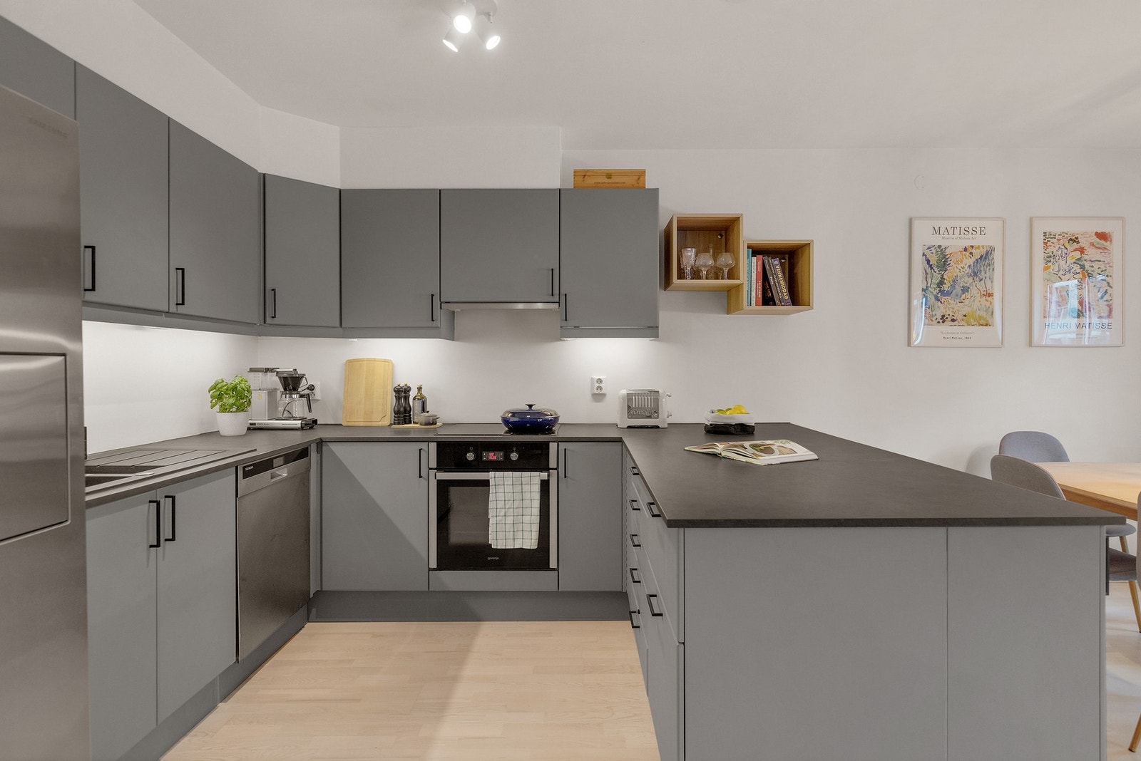 Integrerte hvitevarer som induksjonstopp, ovn og oppvaskmaskin følger med. Galleribilde