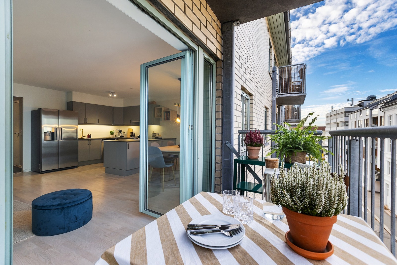 Balkongen er på ca. 3 kvm med tregulv. Galleribilde