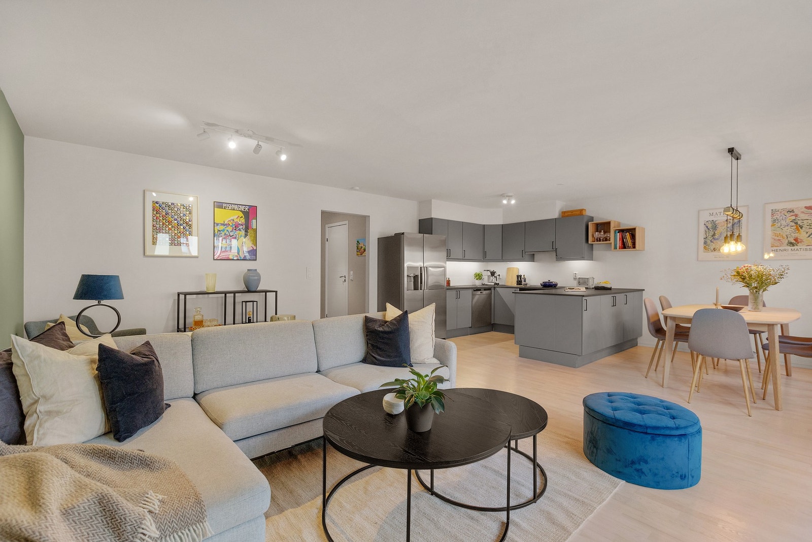 Her er det god plass til både stor sofagruppe, spisebord og lesekrok. Galleribilde