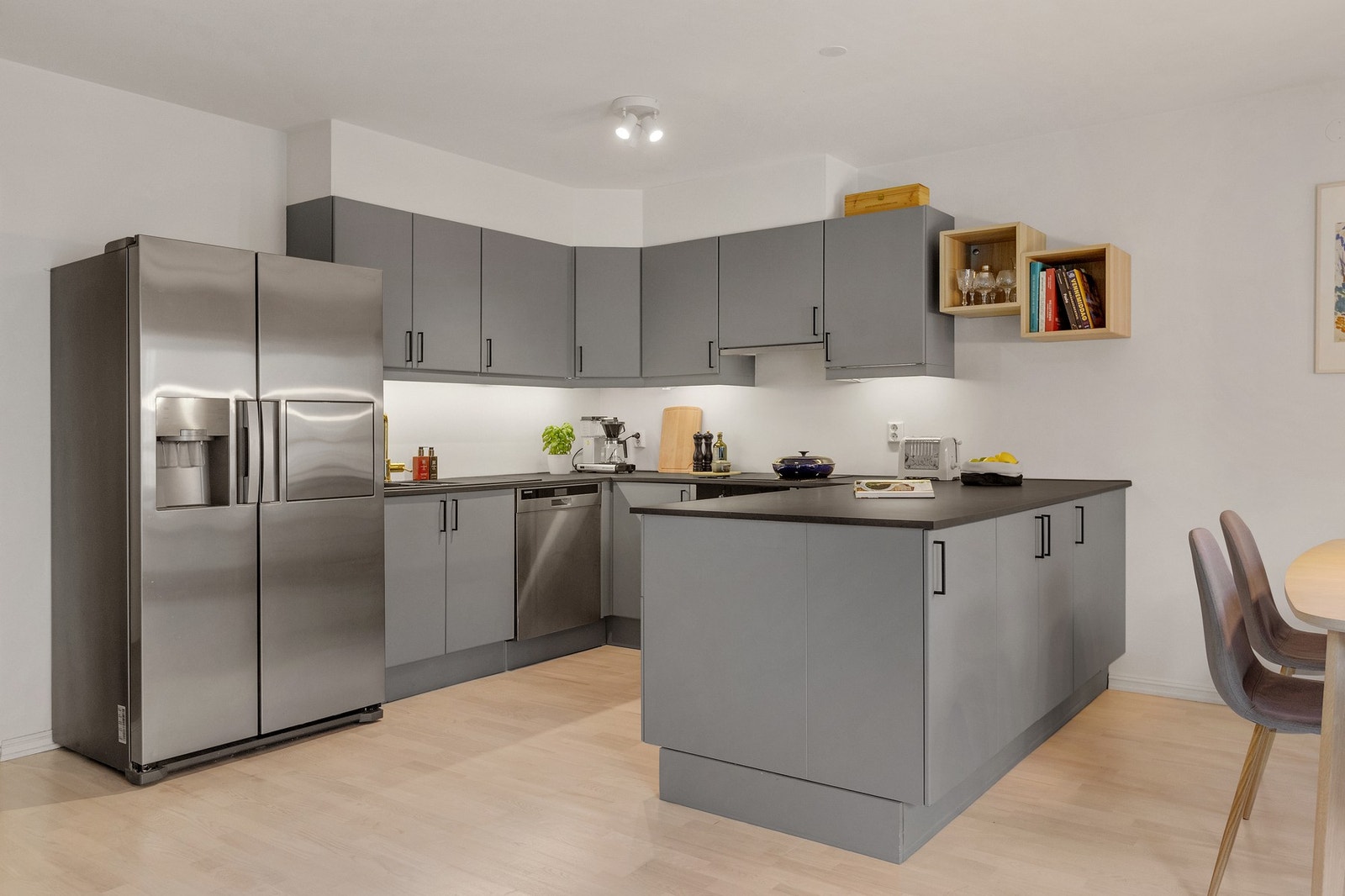 Moderne kjøkken med glatte fronter og laminert benkeplate - både funksjonelt og tidløst. Galleribilde