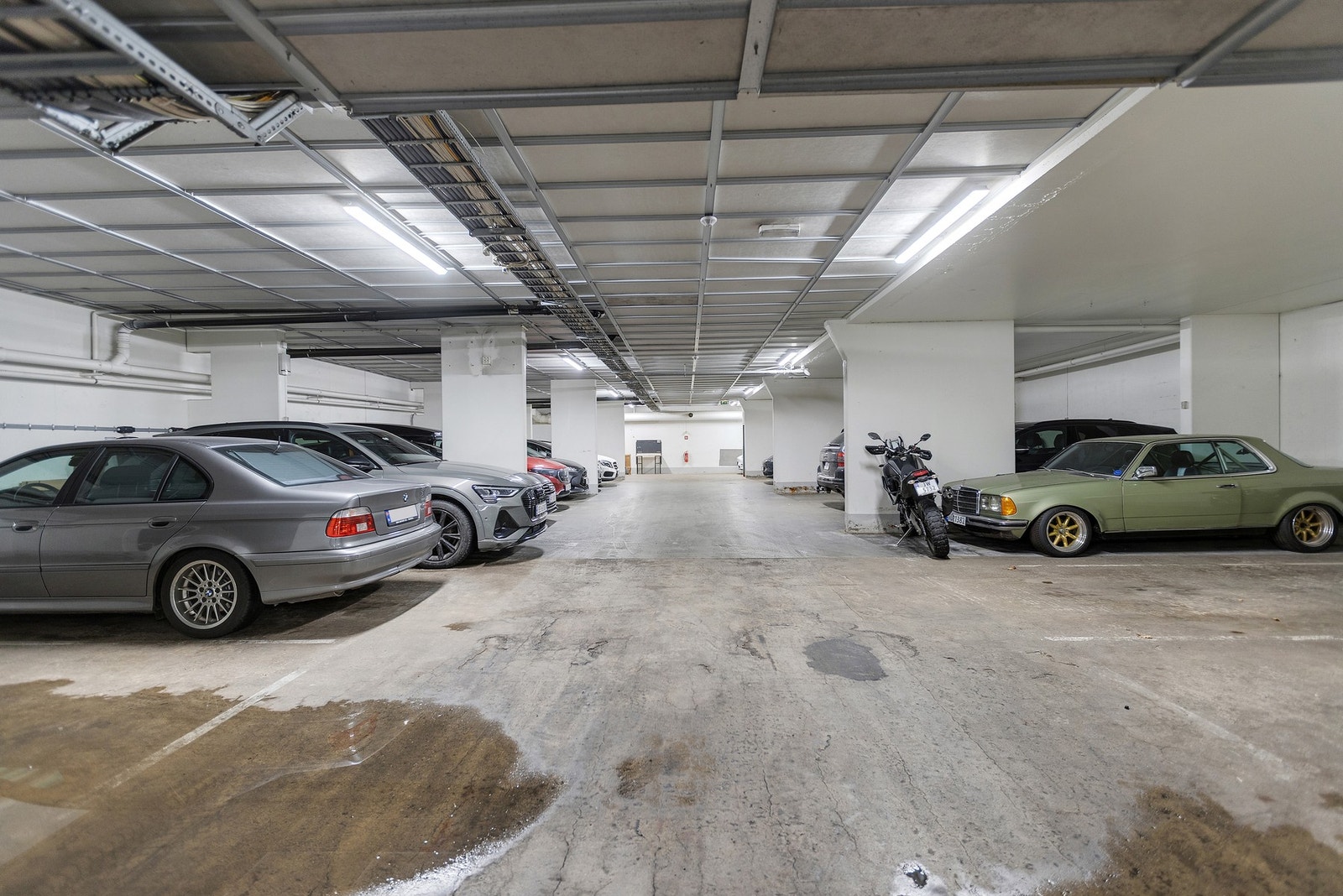 Parkeringsplass fordeles etter venteliste. Styret opplyser 06.02.26 at det er ingen på venteliste, og ledige plasser. Galleribilde