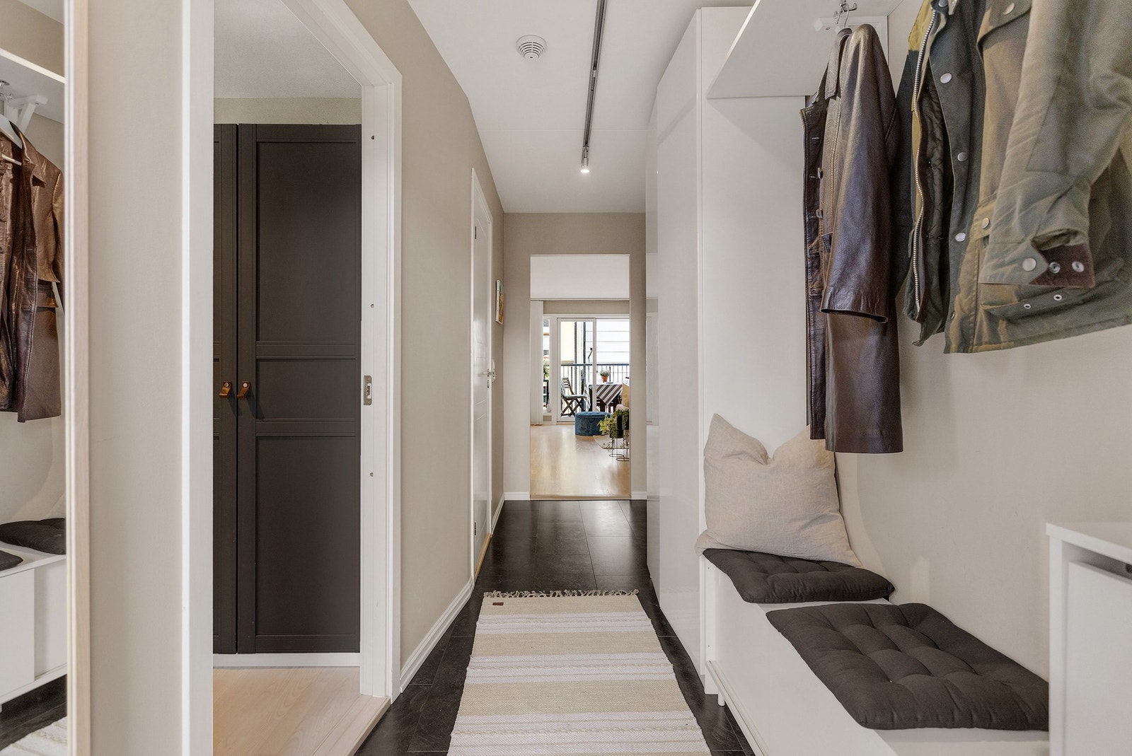 Her er det både hyller, oppheng og garderobeskap som gir praktiske oppbevaringsmuligheter. Galleribilde