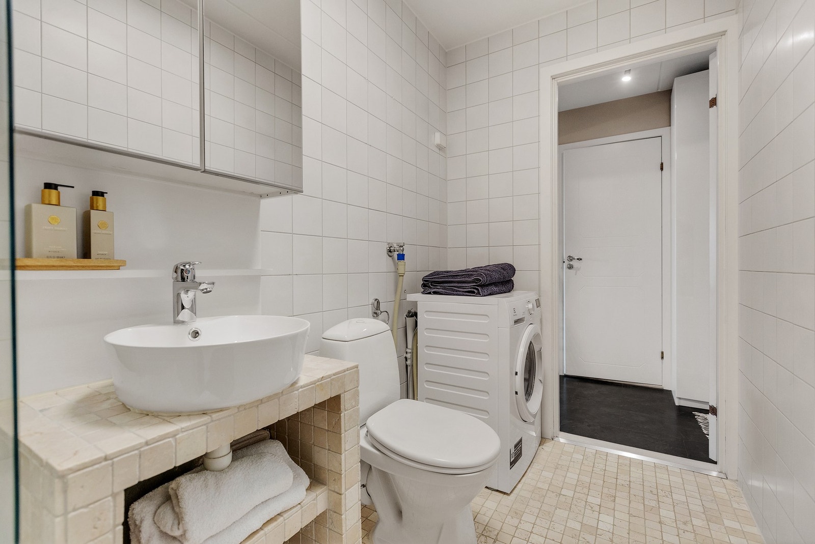 Videre er det speil, toalett og plassbygd baderomsinnredning som gir god oppbevaringsplass. Galleribilde