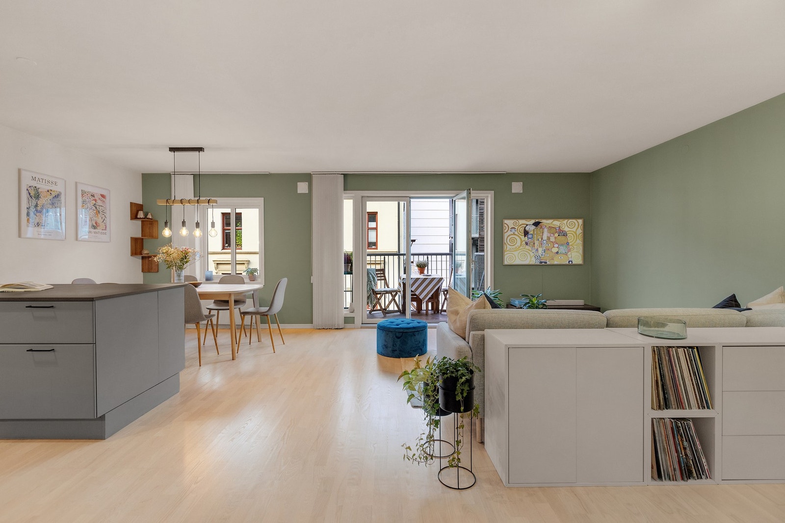 Store vindusflater sørger for fint lysinnslipp. Galleribilde