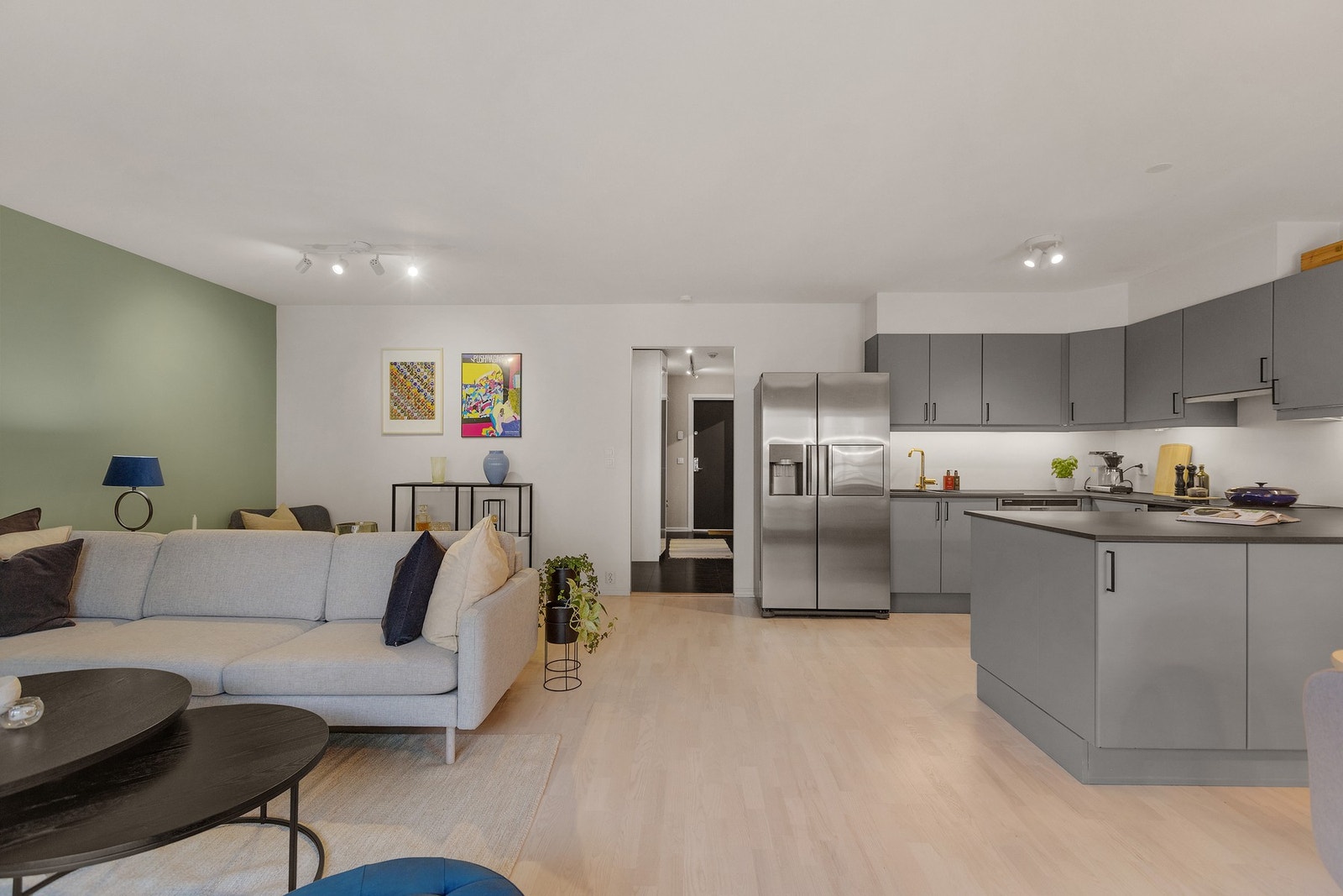 Pen parkett og en stilig kontrastvegg setter en moderne tone. Galleribilde