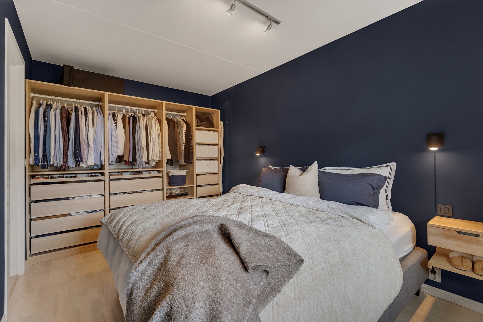 Det er rikelig med lagringsplass i en åpen garderobeløsning. Galleribilde