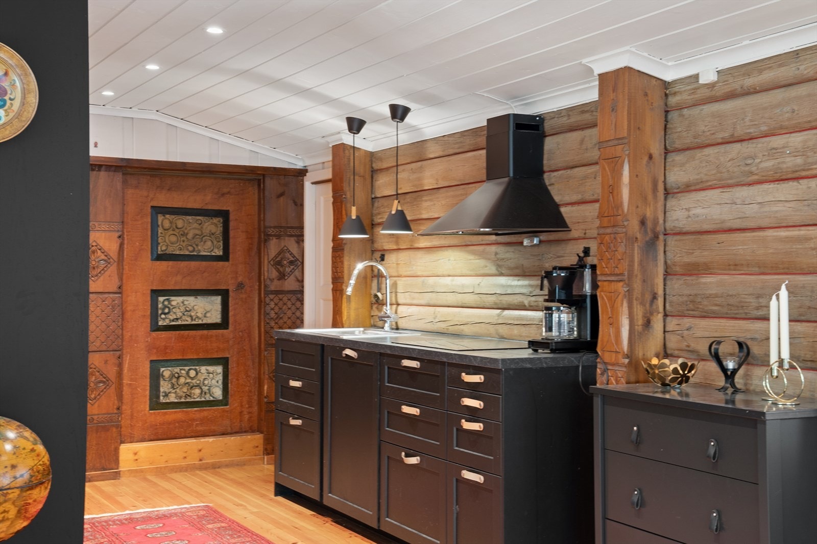 Rommet er utstyrt med kjøl-/fryseskap, oppvaskmaskin, platetopp, stekeovn og komfyrvakt. Det er montert kjøkkenventilator med kullfilter Galleribilde