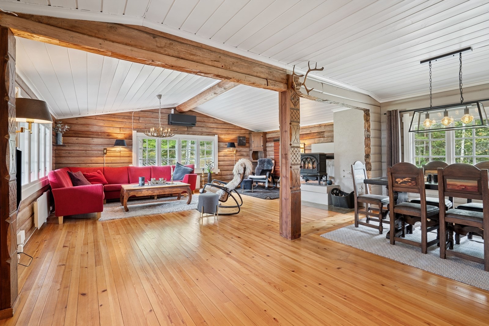 Stuen er romslig og har flere vindusflater som slipper inn rikelig med lys Galleribilde