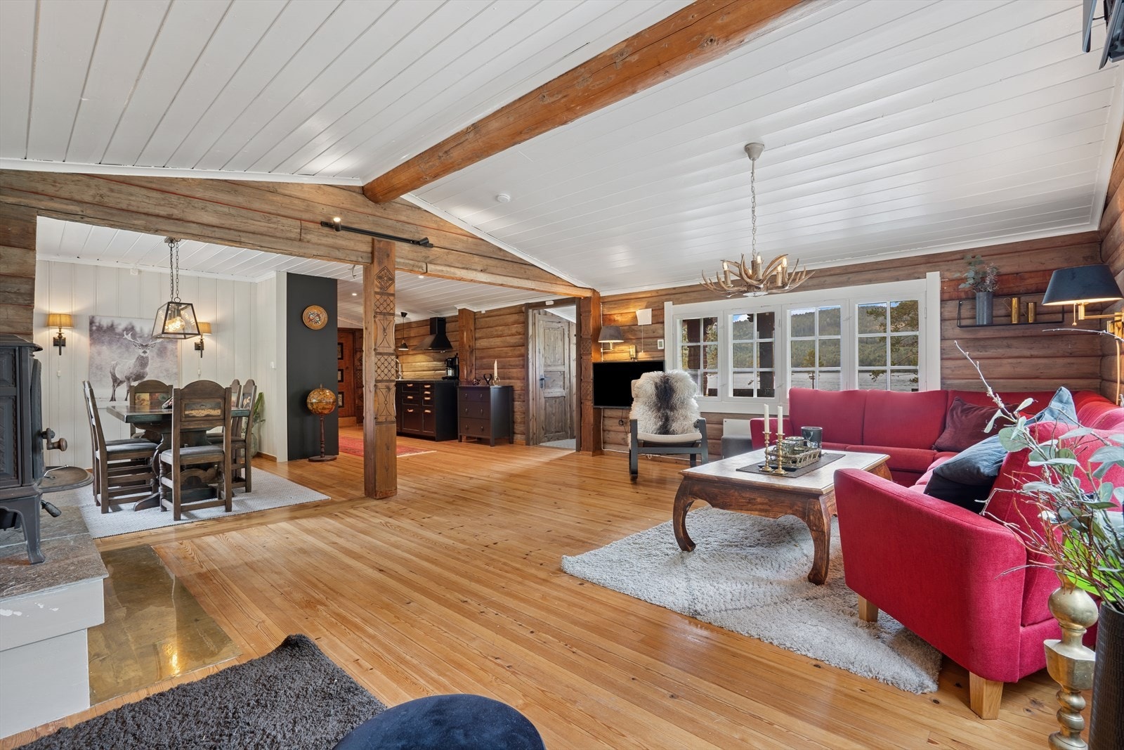 Hytta har en åpen løsning mellom stue og kjøkken, med god takhøyde som gir en luftig romfølelse Galleribilde