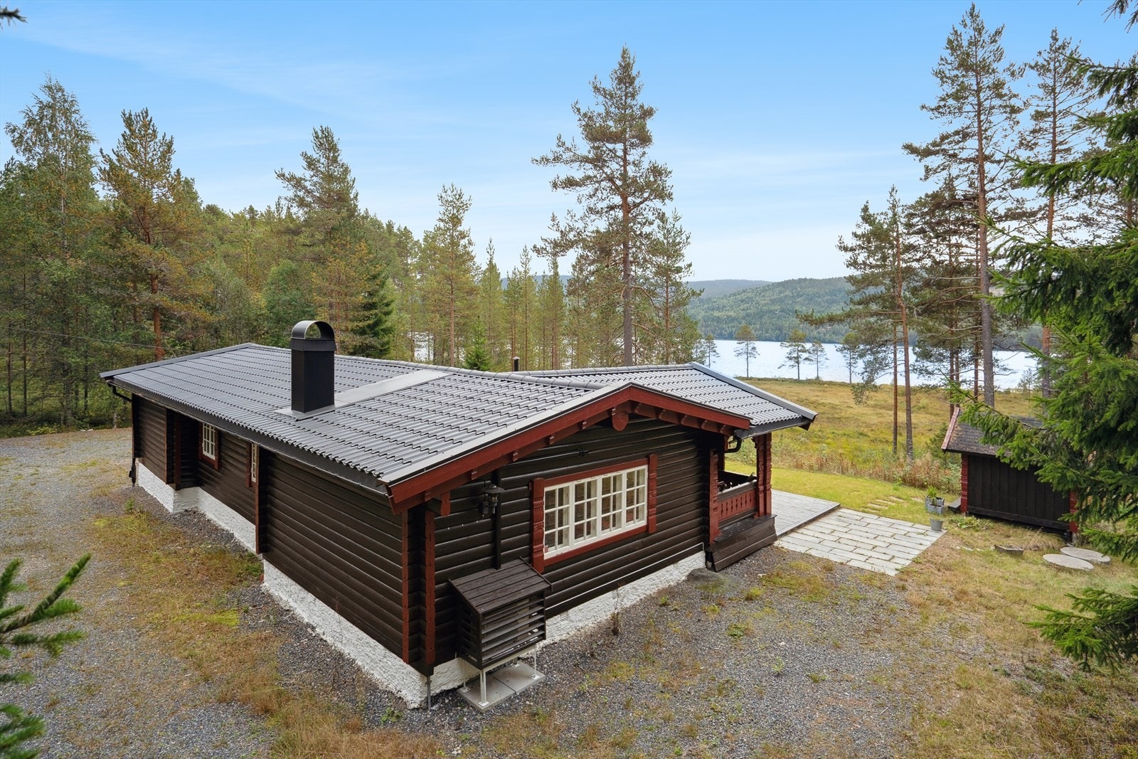 Hytta ligger idyllisk og skjermet til med et nærområde som byr på et variert turterreng, bær- og soppskogen rett utenfor døra. Galleribilde