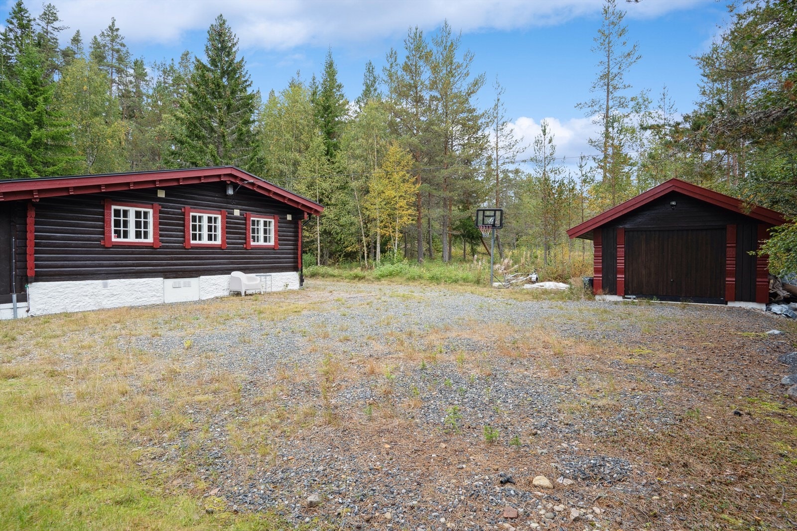 Garasje fra 1994 med innlagt strøm og gruset gårdsplass god plass til flere biler Galleribilde
