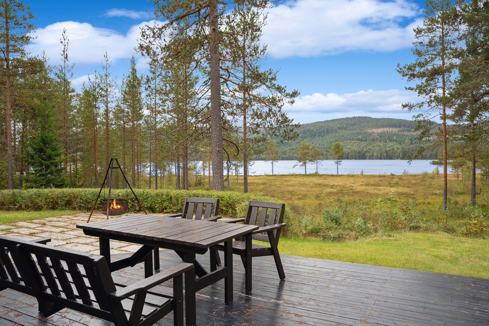 Hytta har en flott beliggenhet med vakker utsikt over Buvannet med bare en kort rusletur ned til vannet, hvor du kan nyte både bading, fiske og padling Galleribilde