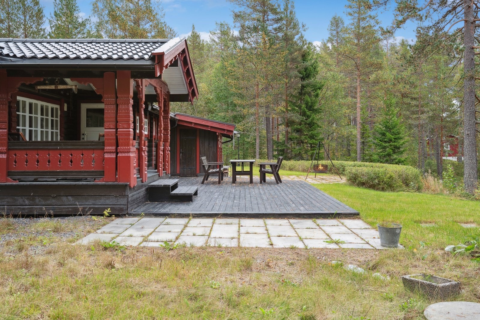 Uteområdet er pent opparbeidet med beplantning, treterrasser, plen og skiferlagte uteplasser som gir gode muligheter for hyggelige aktiviteter Galleribilde