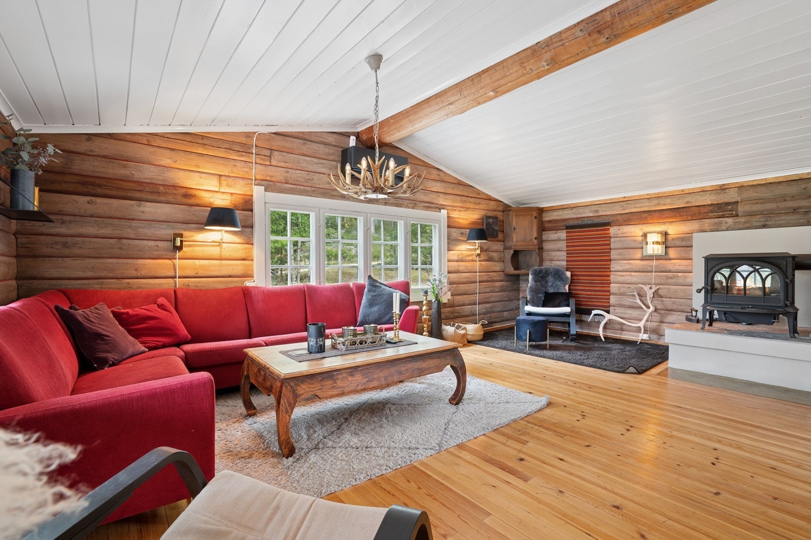 Koselig sofakrok med vedovn som bidrar til hygge og varme Galleribilde