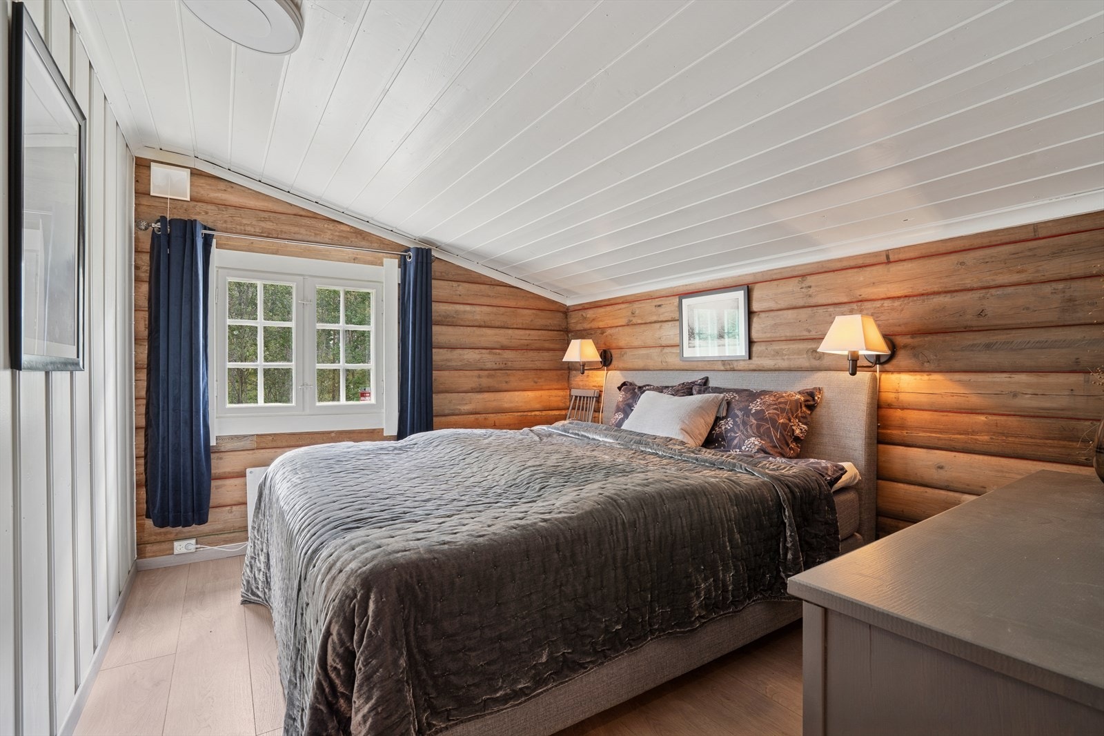 Soverom 1 med god plass til dobbeltseng Galleribilde