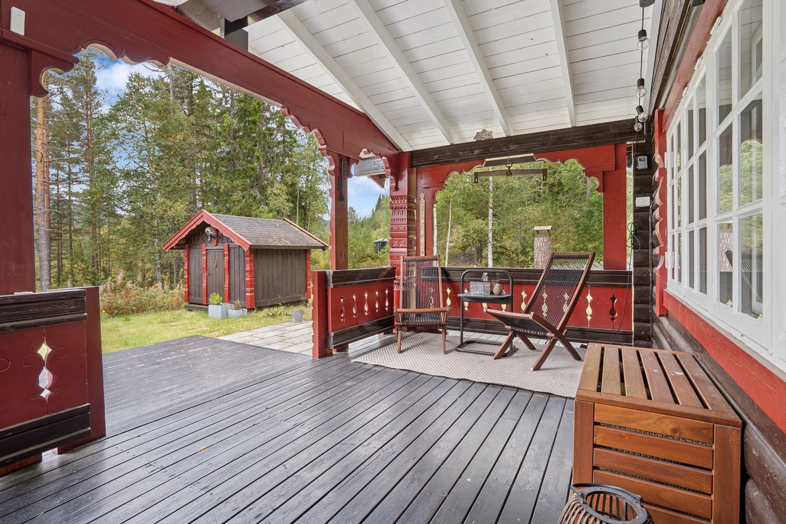 Overbygd terrasse ved inngangsparti som oppleves som lun og trivelig Galleribilde