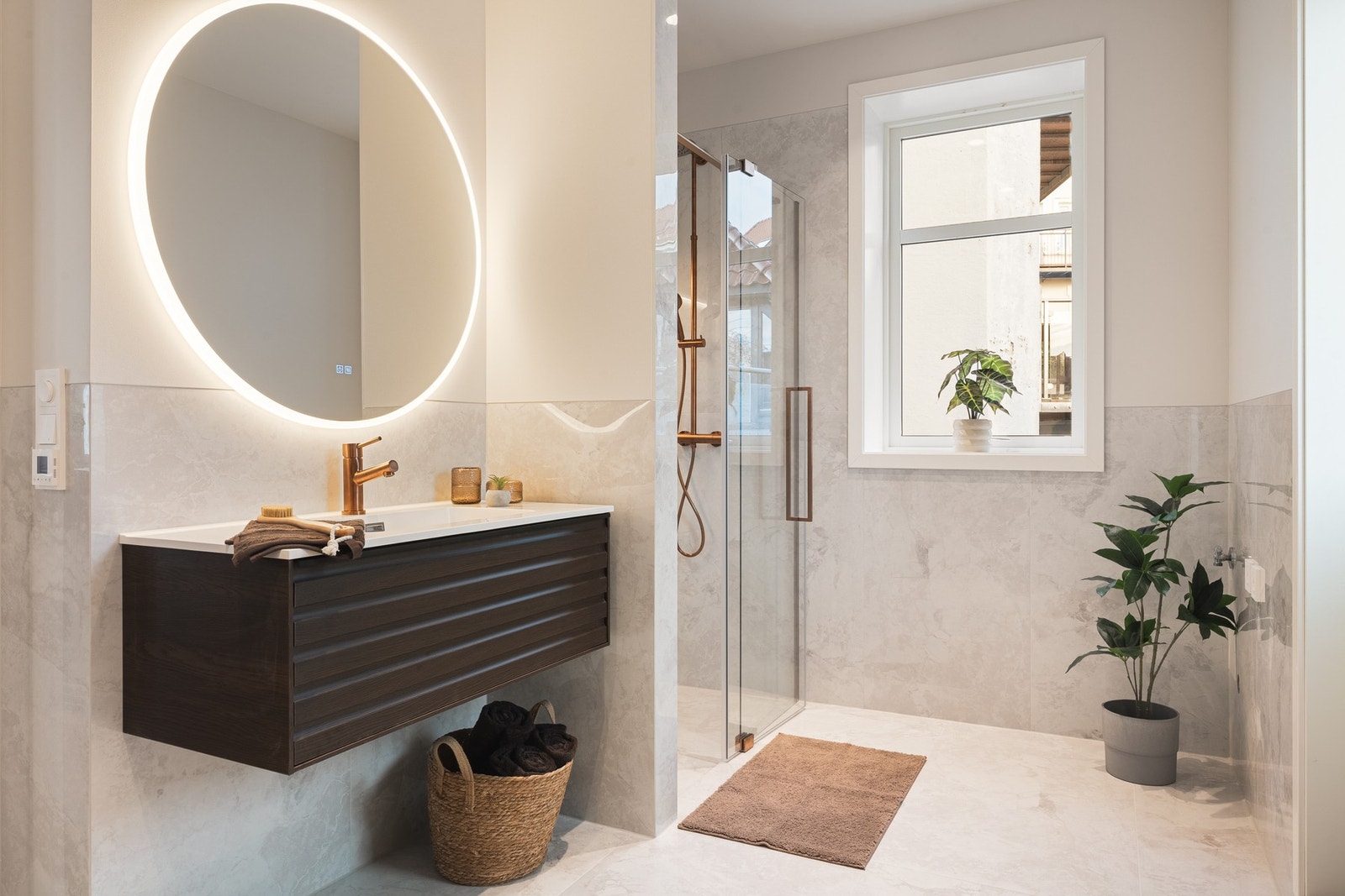 Det er underliggende varmekabler i gulv og innfelte downlights i himling. Galleribilde