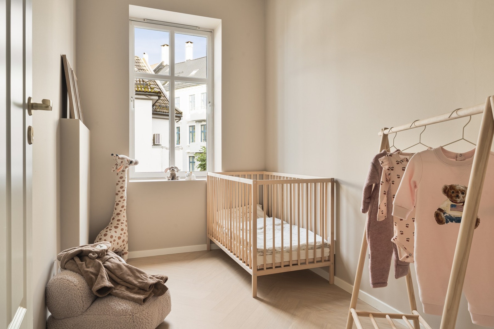 Her er det også plass til seng, nattbord og garderobeløsning. Galleribilde