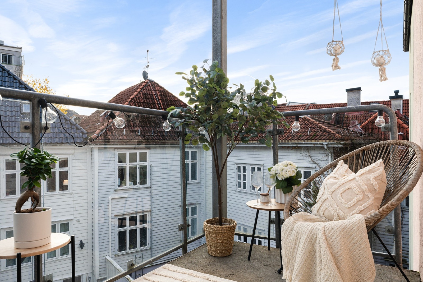 Dette er en rålekker 5-roms bygårdsleilighet med fiskebeinsgulv, rosetter og stukkatur som er pusset opp i 2025! Galleribilde
