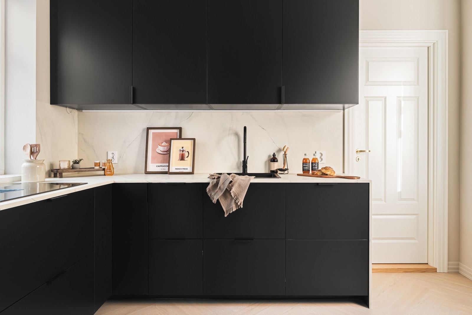 Her er det godt med oppbevaringsplass i skuffer og skap, samt arbeidsplass på benkeplaten. Galleribilde