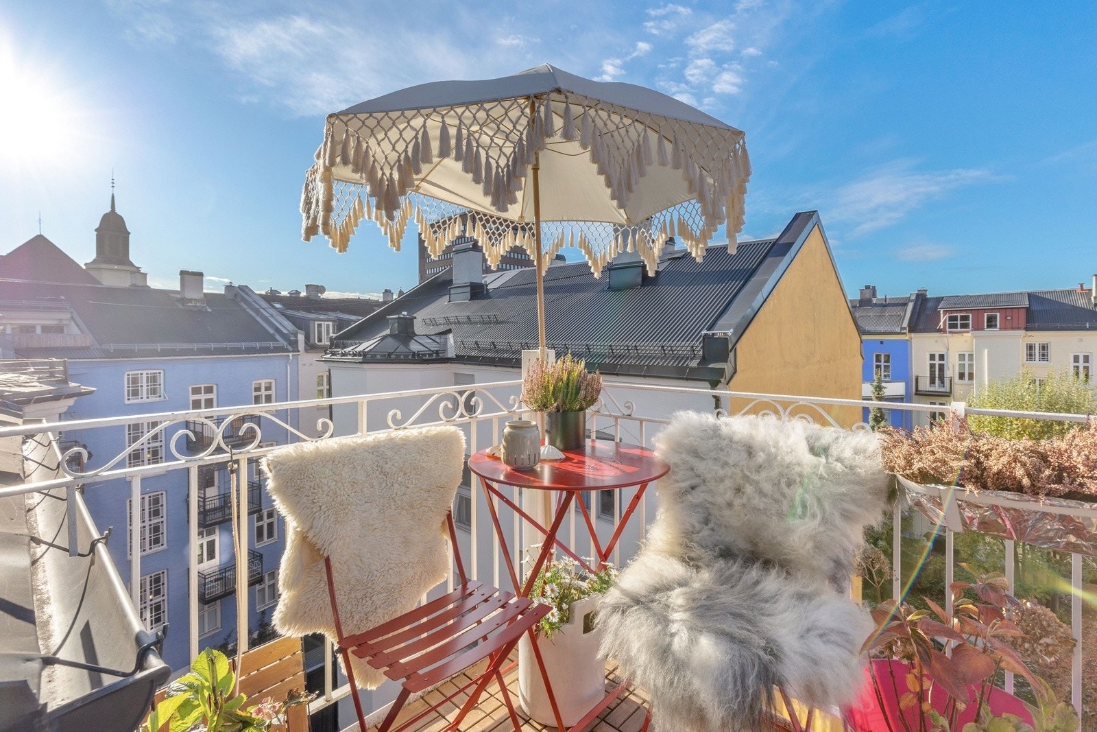 Utgang fra stuen til sydvestvendt balkong så her er det bare å nyte fine dager og kvelder i hyggelige omgivelser. Galleribilde