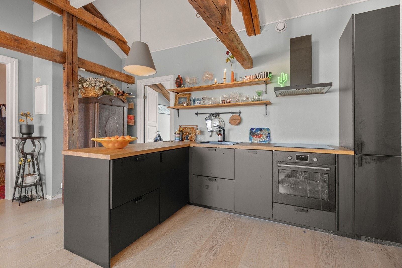 Kjøkkenet er i åpen løsning i stuen og har innredning fra IKEA (2020) Galleribilde