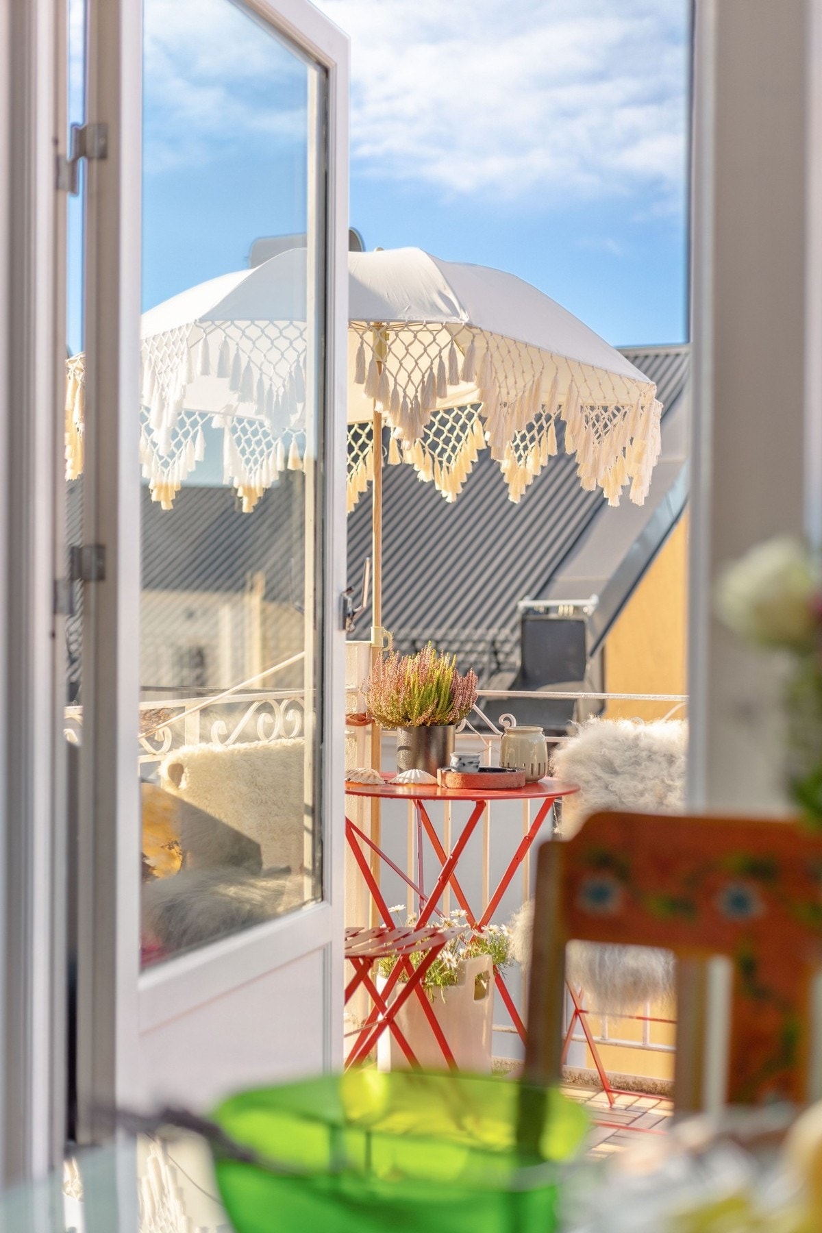 Leiligheten ligger høyt og fritt med koselig utsikt fra balkongen mot det fine gårdsrommet Galleribilde