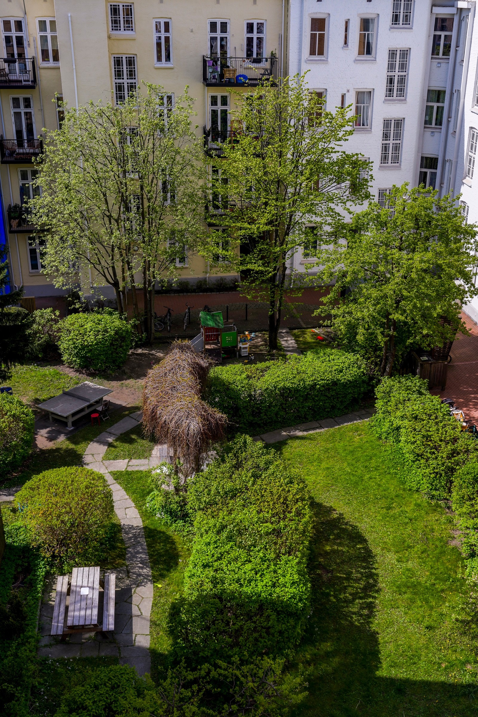 Herlig utsikt mot bakgården fra balkongen Galleribilde