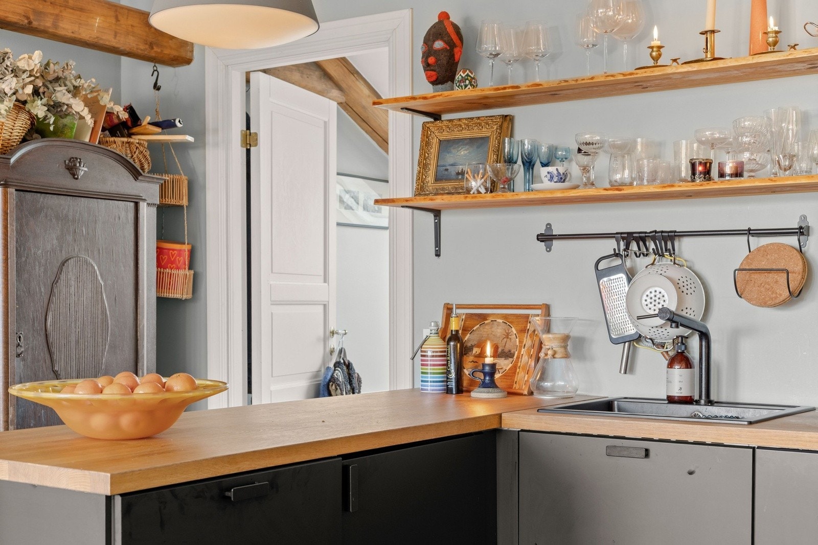 Alle flater malt i 2021. Heltre benkeplate med vask og integrerte hvitevarer. Galleribilde