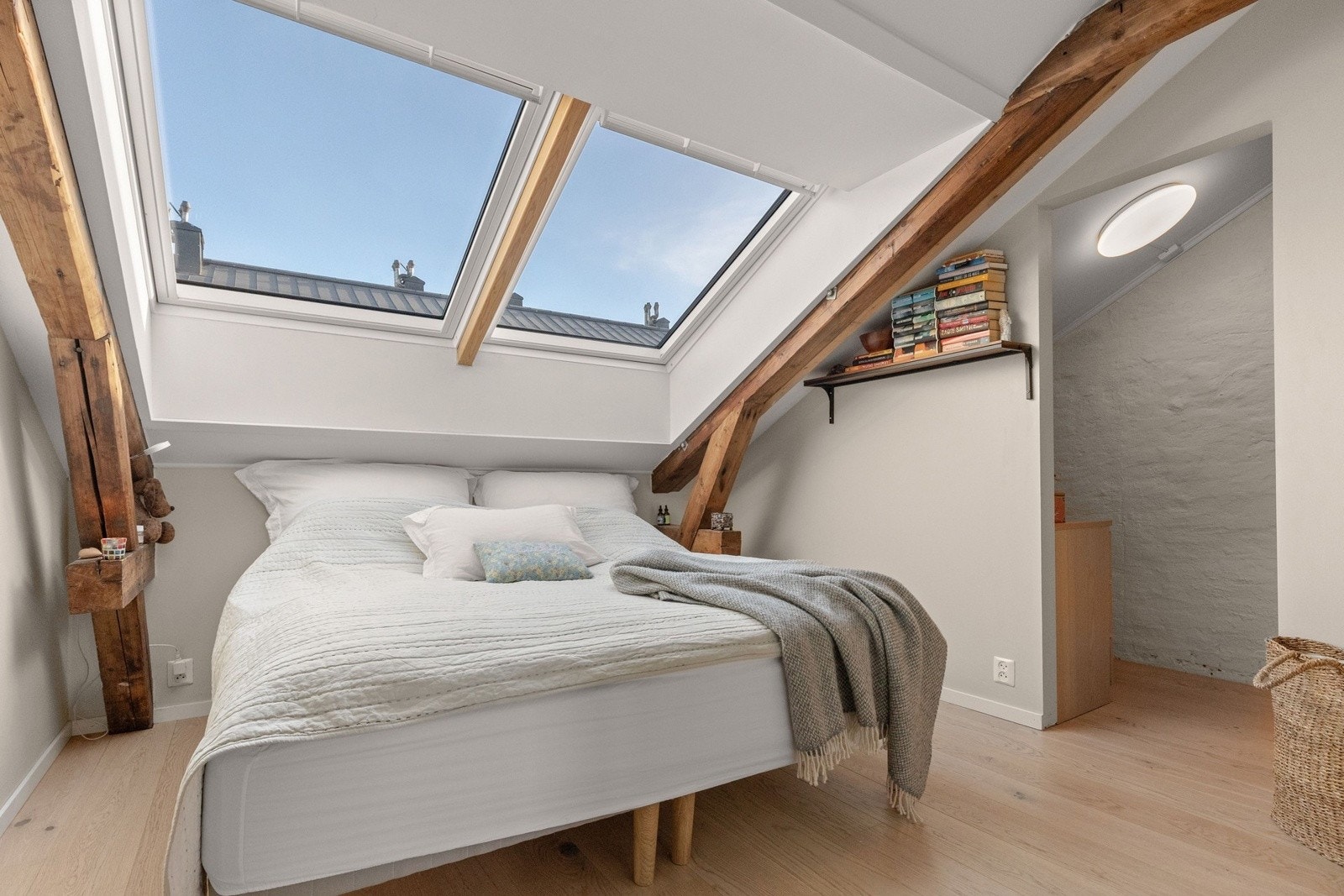 Lyst og fint soverom med god plass til dobbeltseng og nattbord. Galleribilde