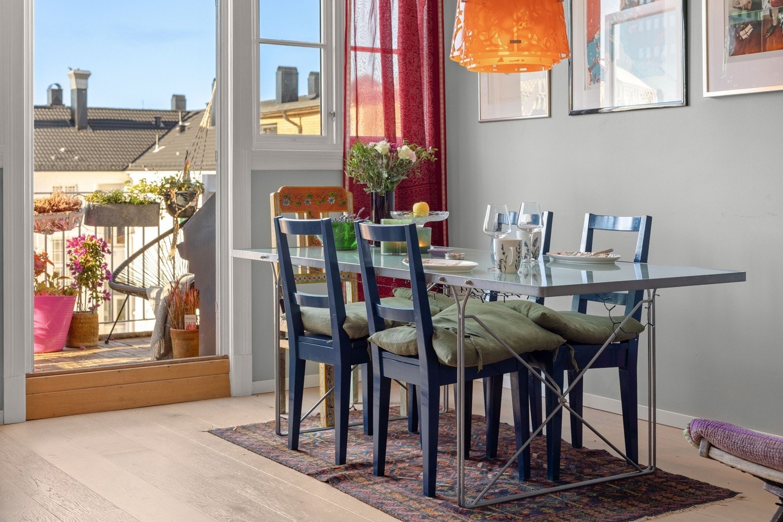 God plass til spisemøblement som innbyr til sosialt samvær med familie og venner. Galleribilde