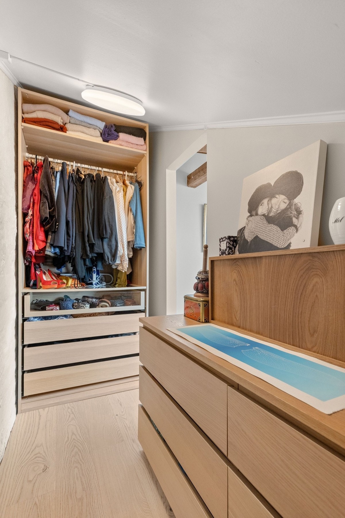 Fra soverommet er det direkte adkomst til praktisk omkledningsrom (opprinnelig bod). Galleribilde