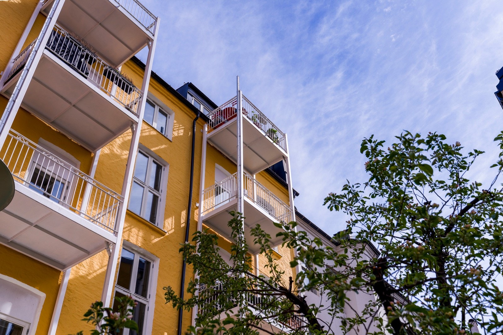 Fasade mot bakgården - Leiligheten ligger i sin helhet i indre gårdsrom Galleribilde