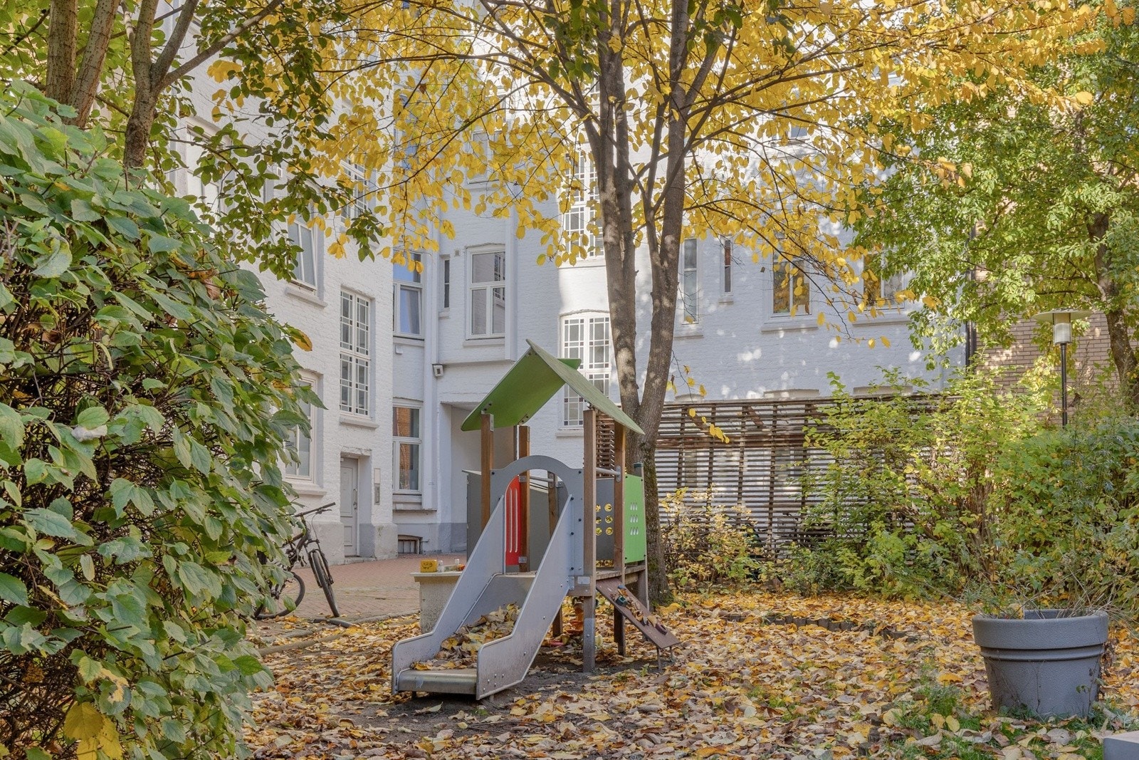 Området er preget av beplantning og miljøgater og er derfor stille og rolig med lite gjennomgangstrafikk. Galleribilde