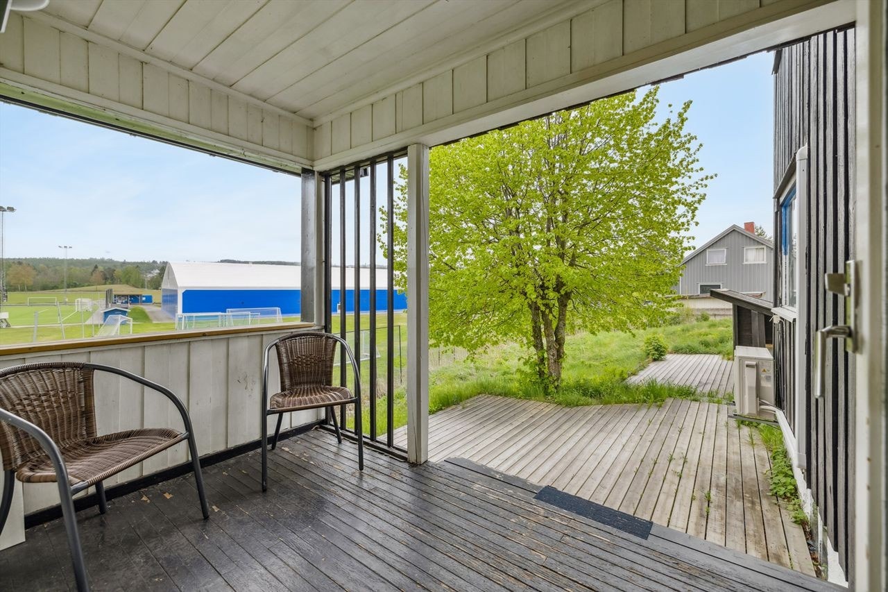 Boligen ligger i et rolig boområde på Hjellum med kort vei til barnehager og skoler. Galleribilde