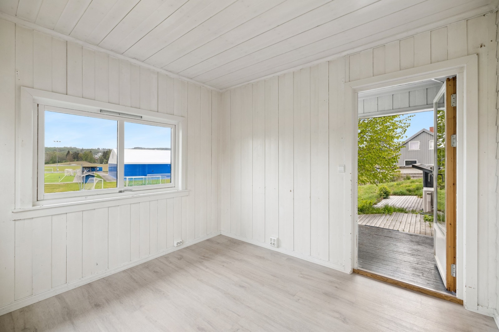 Hagestuen er tilbygget tidligere, men ble pusset opp og fikk jekket opp gulv og rettet av i 2020. Galleribilde