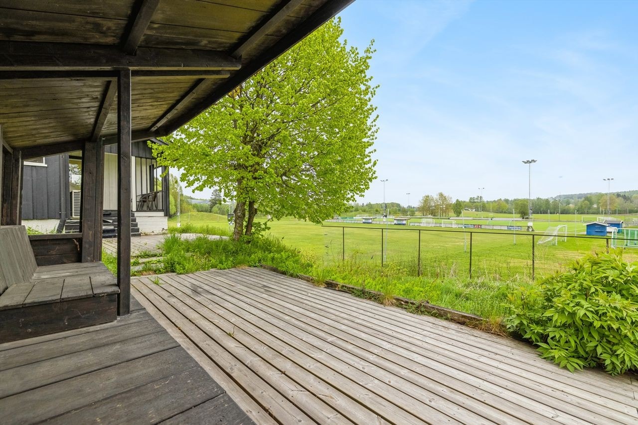 Fra hagestuen i første etasje er det utgang til en stor terrasse med god plass for utemøbler. Galleribilde